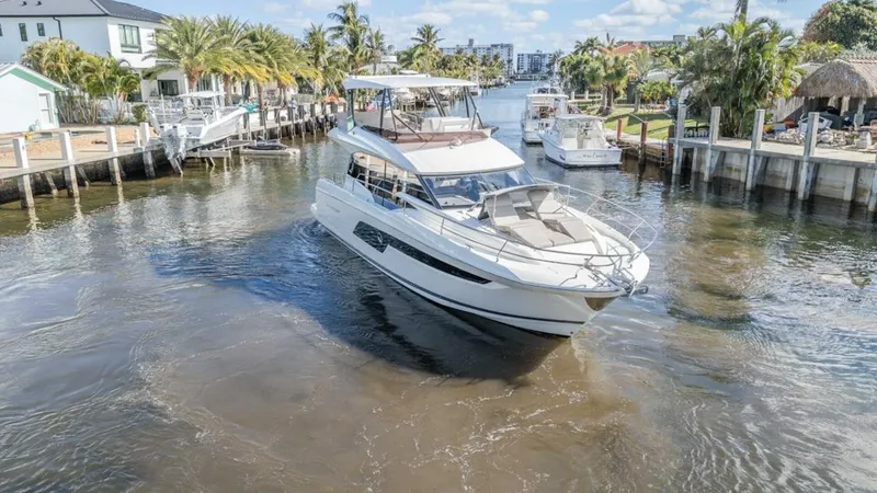 Slide: The Image of Prestige 520 Flybridge 2021 - 10