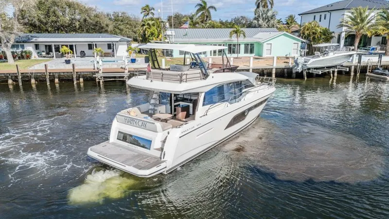 Slide: The Image of Prestige 520 Flybridge 2021 - 12