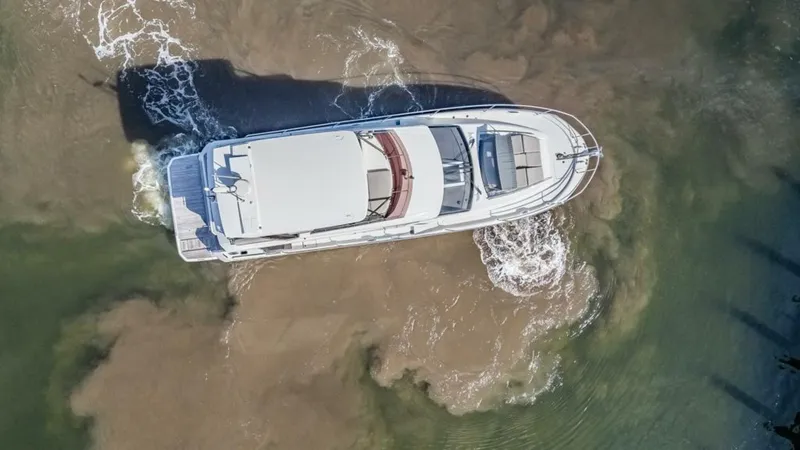 Slide: The Image of Prestige 520 Flybridge 2021 - 14