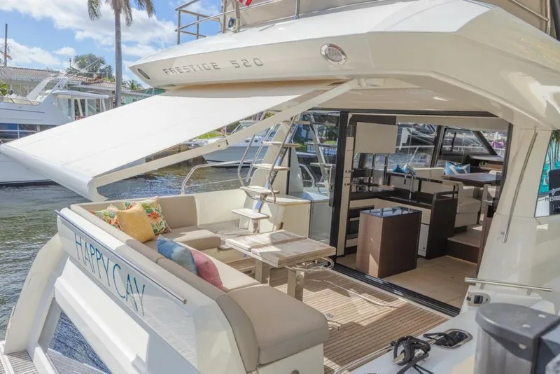 Slide: The Image of Prestige 520 Flybridge 2021 - 17
