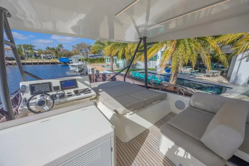 Slide: The Image of Prestige 520 Flybridge 2021 - 20