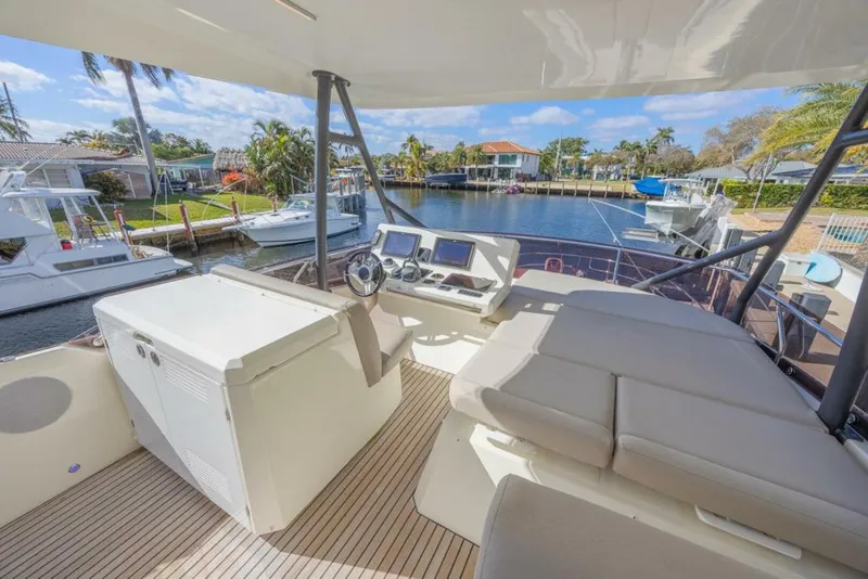 Slide: The Image of Prestige 520 Flybridge 2021 - 21