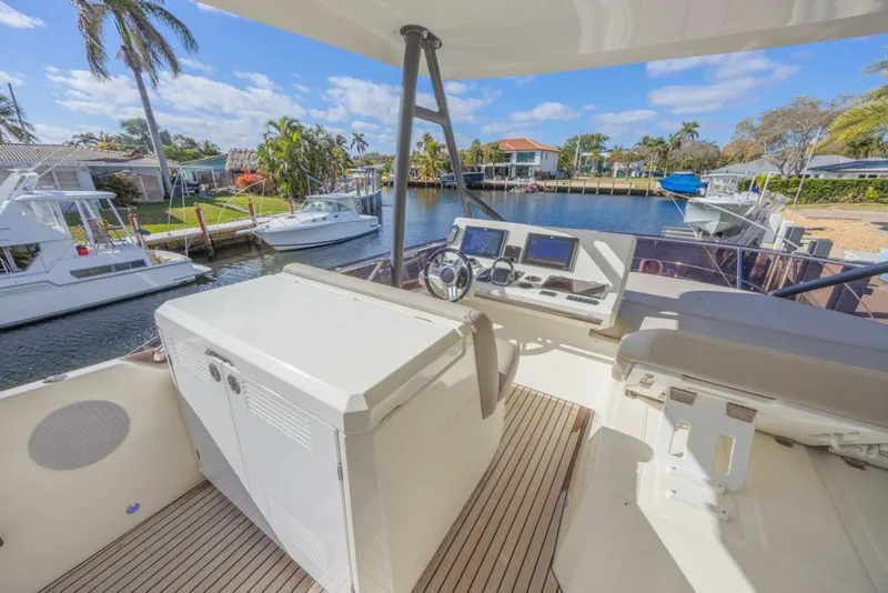 Slide: The Image of Prestige 520 Flybridge 2021 - 24