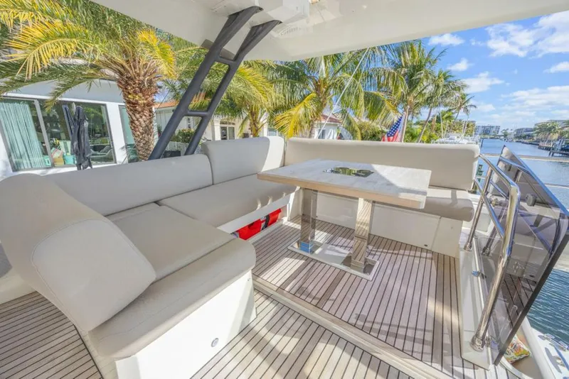 Slide: The Image of Prestige 520 Flybridge 2021 - 25