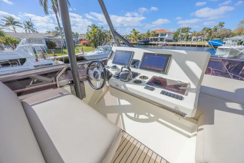 Slide: The Image of Prestige 520 Flybridge 2021 - 27