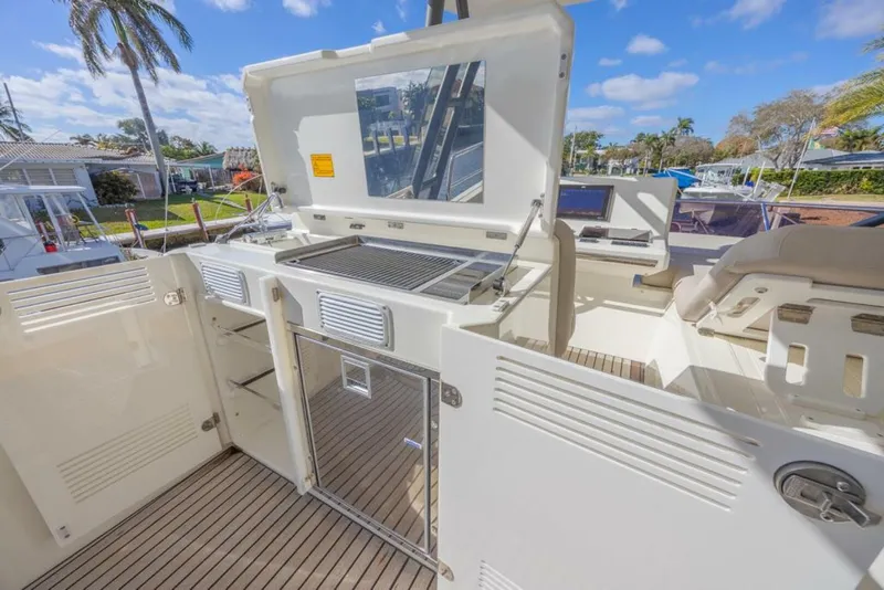 Slide: The Image of Prestige 520 Flybridge 2021 - 28