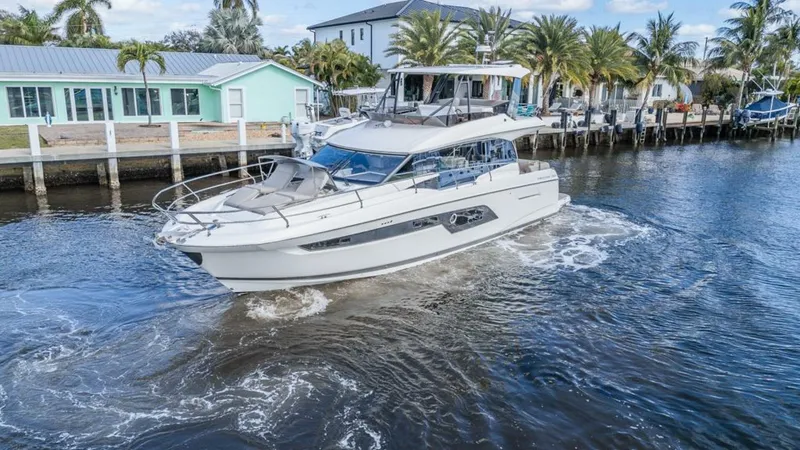 Slide: The Image of Prestige 520 Flybridge 2021 - 3