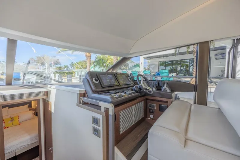Slide: The Image of Prestige 520 Flybridge 2021 - 31