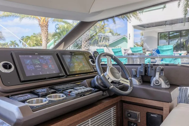 Slide: The Image of Prestige 520 Flybridge 2021 - 32