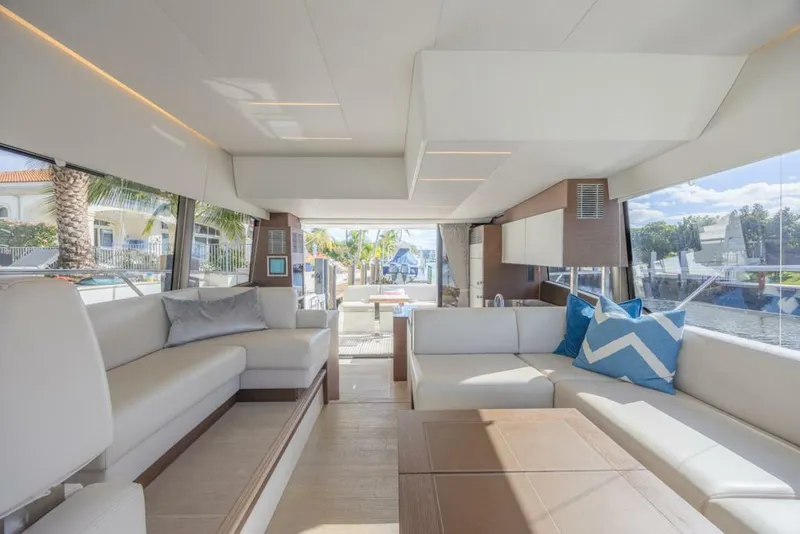 Slide: The Image of Prestige 520 Flybridge 2021 - 33