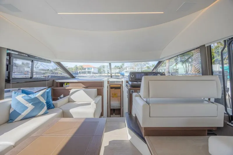 Slide: The Image of Prestige 520 Flybridge 2021 - 34