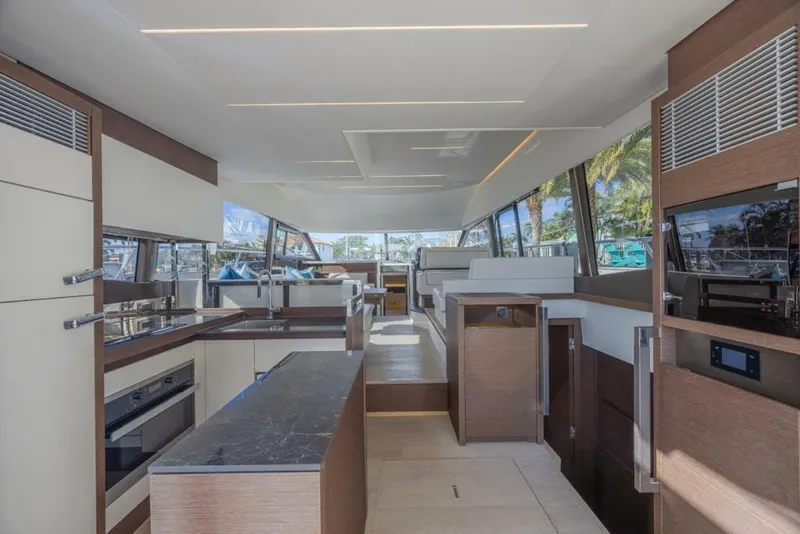 Slide: The Image of Prestige 520 Flybridge 2021 - 35