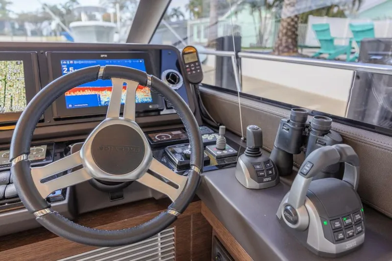 Slide: The Image of Prestige 520 Flybridge 2021 - 36