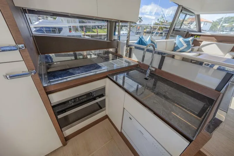 Slide: The Image of Prestige 520 Flybridge 2021 - 38