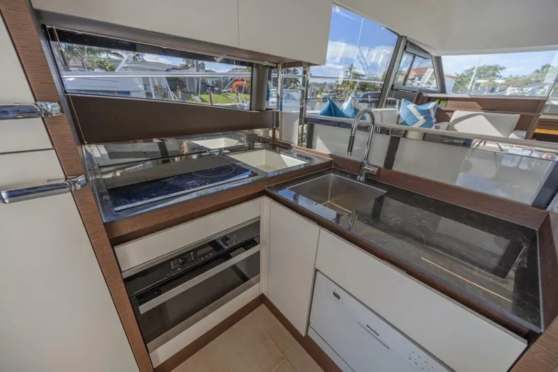 Slide: The Image of Prestige 520 Flybridge 2021 - 39