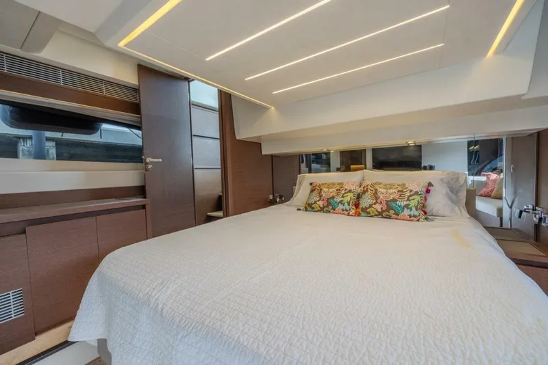 Slide: The Image of Prestige 520 Flybridge 2021 - 40