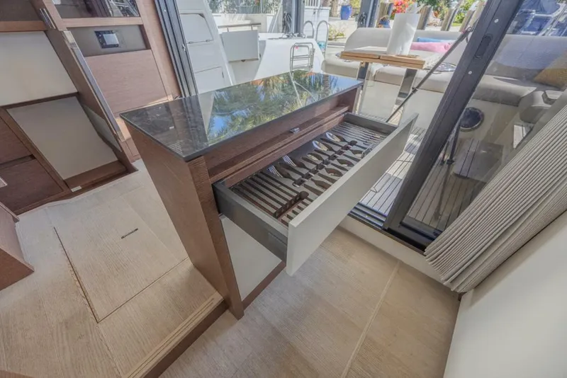 Slide: The Image of Prestige 520 Flybridge 2021 - 41