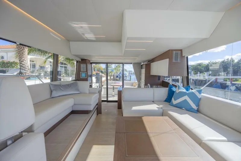 Slide: The Image of Prestige 520 Flybridge 2021 - 42