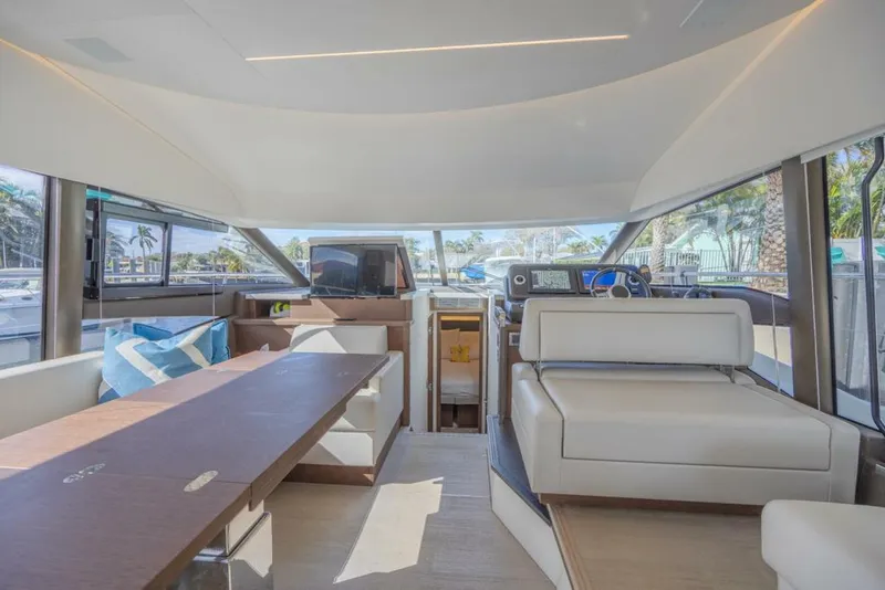 Slide: The Image of Prestige 520 Flybridge 2021 - 43