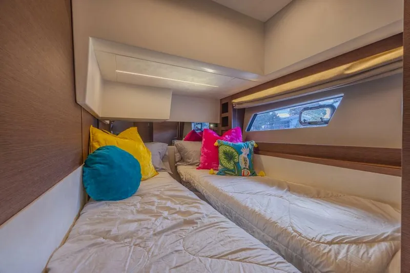 Slide: The Image of Prestige 520 Flybridge 2021 - 47