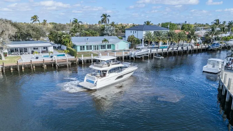 Slide: The Image of Prestige 520 Flybridge 2021 - 5