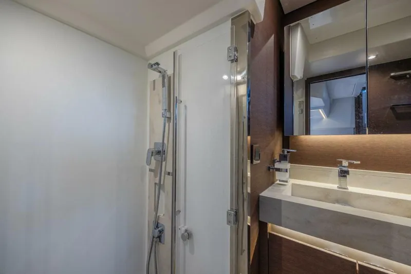 Slide: The Image of Prestige 520 Flybridge 2021 - 50