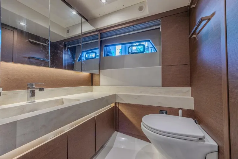Slide: The Image of Prestige 520 Flybridge 2021 - 51