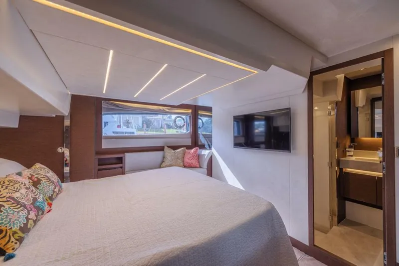 Slide: The Image of Prestige 520 Flybridge 2021 - 53