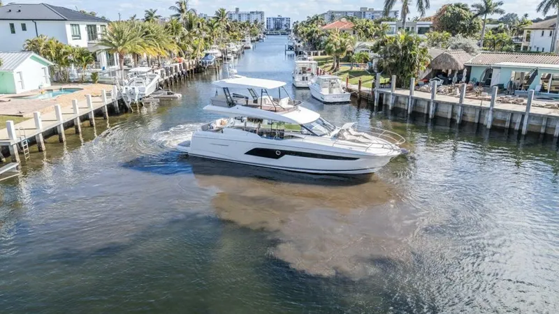 Slide: The Image of Prestige 520 Flybridge 2021 - 8