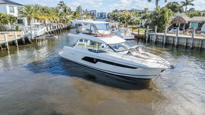 Slide: The Image of Prestige 520 Flybridge 2021 - 9