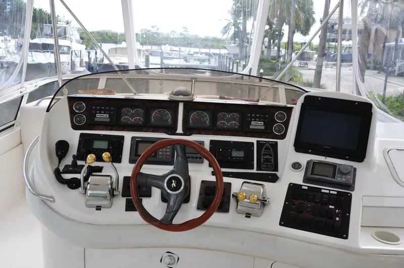 Slide: The Image of Sea Ray 480 Sedan Bridge 1998 - 18