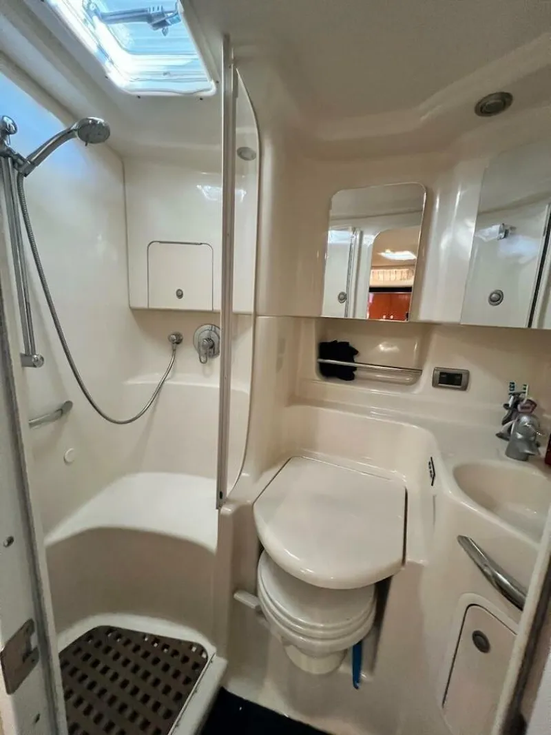 Slide: The Image of Sea Ray 380 Sundancer 2004 - 36
