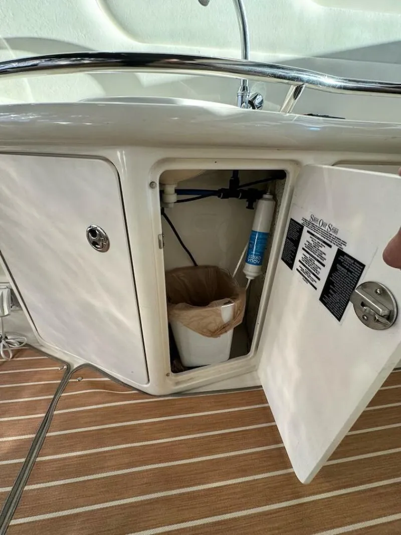 Slide: The Image of Sea Ray 380 Sundancer 2004 - 50