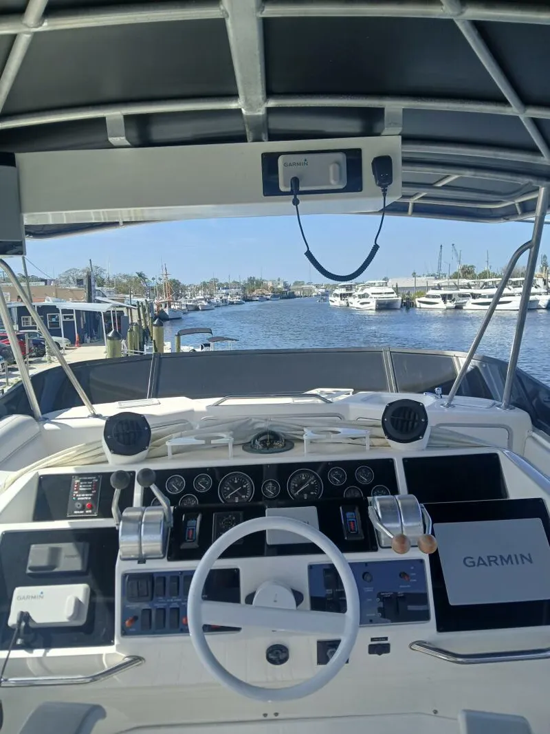 Slide: The Image of Sea Ray 550 Sedan Bridge 1997 - 8