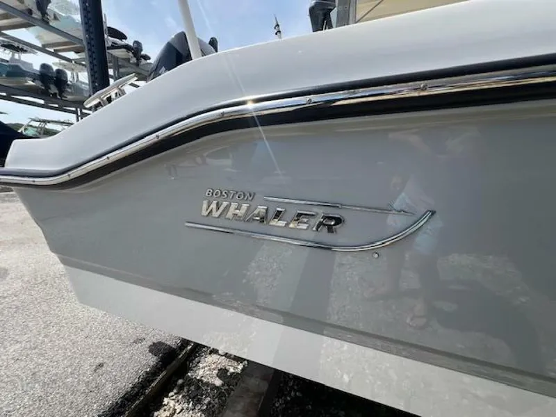 Slide: The Image of Boston Whaler 250 Dauntless 2023 - 23