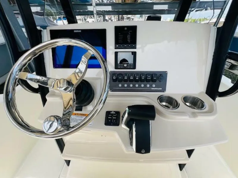 Slide: The Image of Boston Whaler 250 Dauntless 2023 - 26