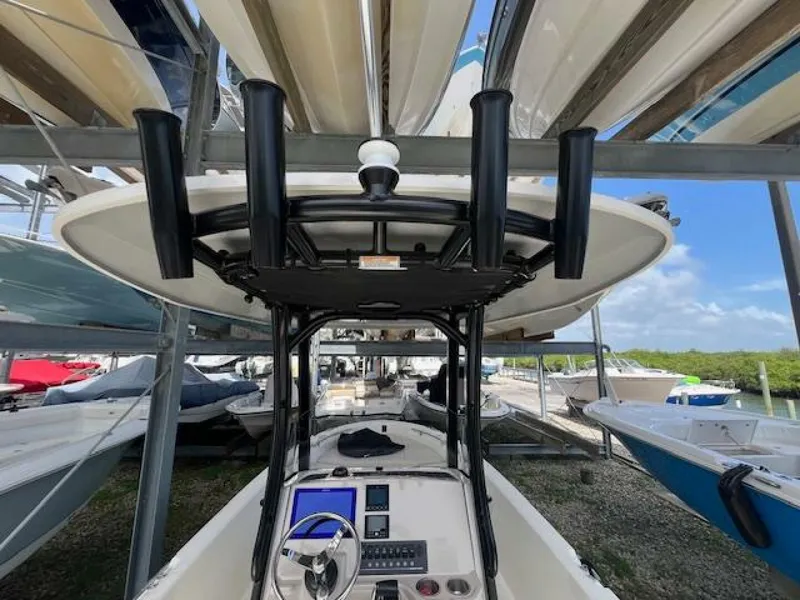 Slide: The Image of Boston Whaler 250 Dauntless 2023 - 30