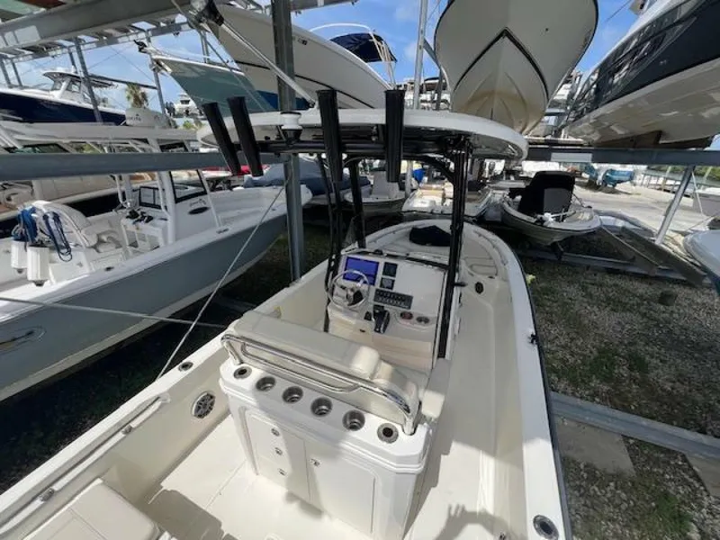 Slide: The Image of Boston Whaler 250 Dauntless 2023 - 32
