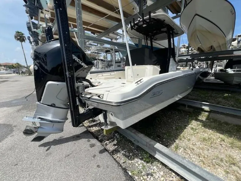 Slide: The Image of Boston Whaler 250 Dauntless 2023 - 4