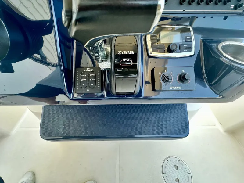 Slide: The Image of Pursuit C 238 Center Console 2016 - 42