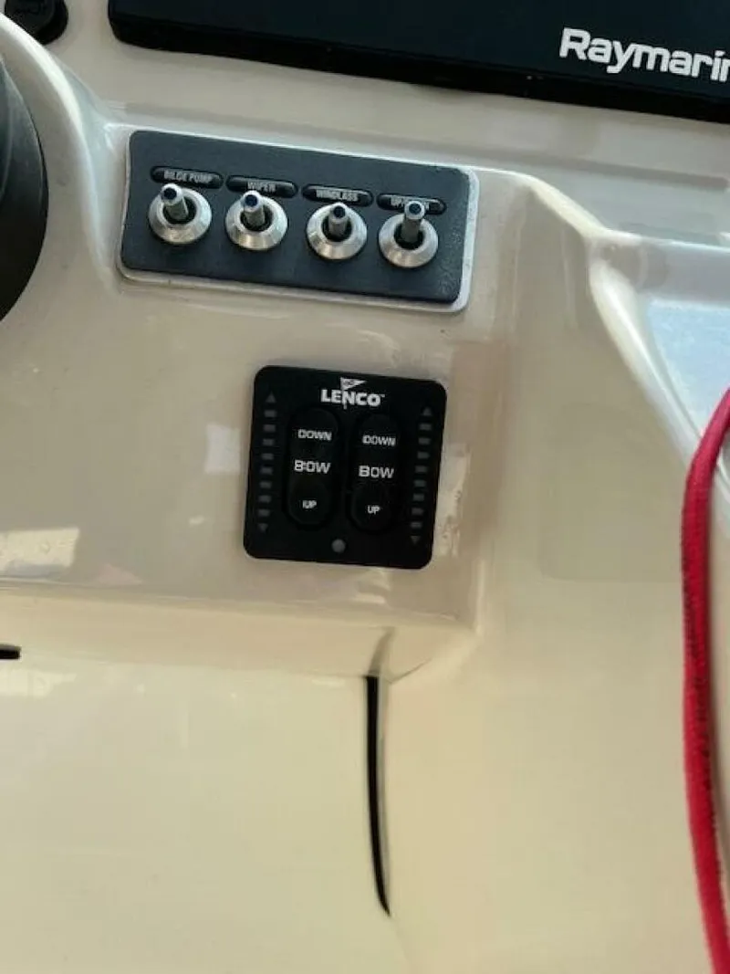 Slide: The Image of Boston Whaler 270 Vantage 2018 - 12