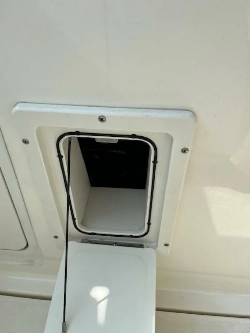 Slide: The Image of Boston Whaler 270 Vantage 2018 - 14