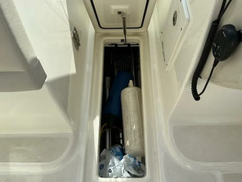 Slide: The Image of Boston Whaler 270 Vantage 2018 - 21