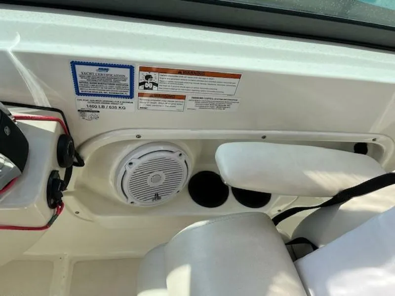 Slide: The Image of Boston Whaler 270 Vantage 2018 - 23