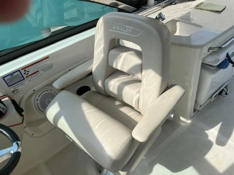 Slide: The Image of Boston Whaler 270 Vantage 2018 - 25