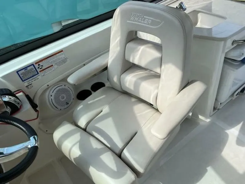 Slide: The Image of Boston Whaler 270 Vantage 2018 - 26