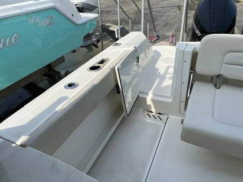 Slide: The Image of Boston Whaler 270 Vantage 2018 - 33