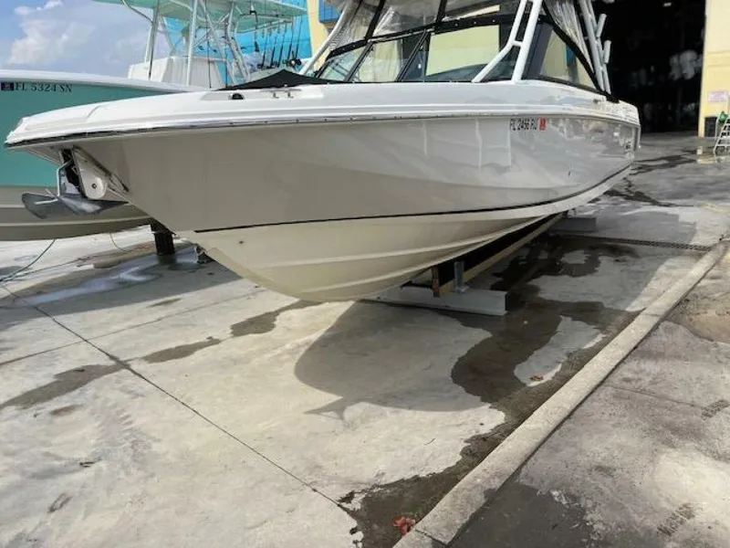 Slide: The Image of Boston Whaler 270 Vantage 2018 - 4