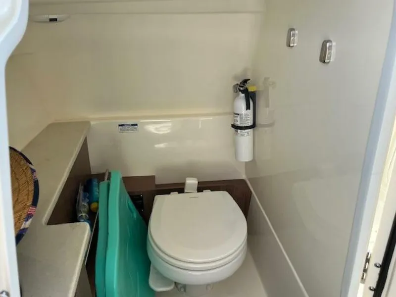 Slide: The Image of Boston Whaler 270 Vantage 2018 - 45