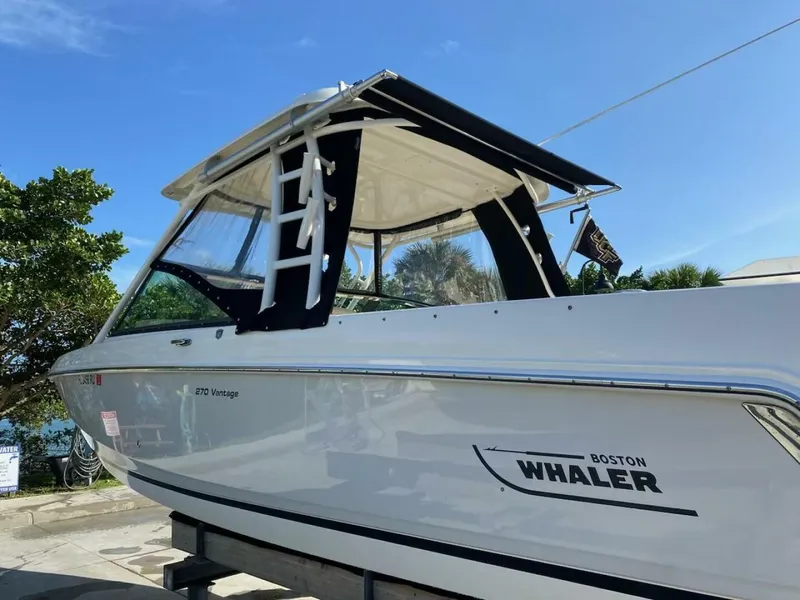 Slide: The Image of Boston Whaler 270 Vantage 2018 - 5